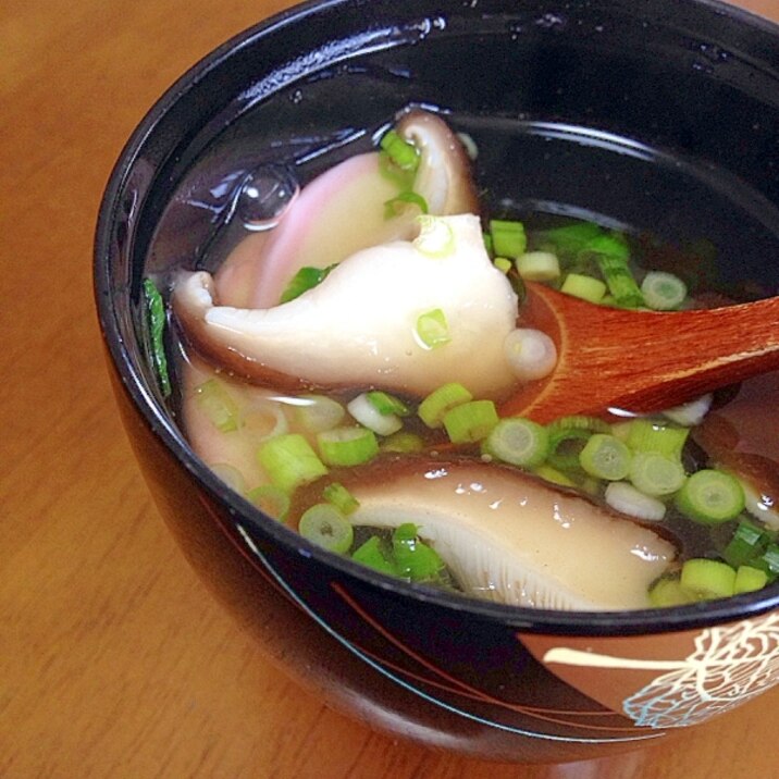 椎茸とかまぼこのお吸い物